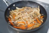 익으면서 간이 어우러지면 참기름 2/3 큰 술, 통깨 약간 넣고 마무리해요.