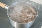 고기가 잠길 정도 물을 붓고 먼저 데쳐줍니다.