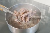 팔팔 끓으면 5분 정도 삶아 건져낸 뒤 찬물에 불순물을 씻어줍니다. 총 10분 삶았습니다.