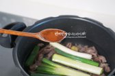 압력솥에 고기가 잠길 정도로, 물 1.8~ 2L 정도 부은 뒤, 대파 2/3대, 마늘 6알, 생강 마늘 1알 크기, 청주 2큰술 넣어줍니다.