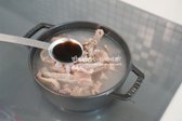 냄비에 고기와 육수를 붓고 끓여줍니다. 국간장 1 큰 술, 참치액 1 큰 술, 소금 약간을 넣어 간을 맞추어 줍니다.