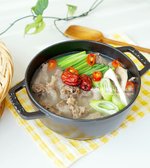 부추, 대파, 홍고추, 버섯과 대추를 넣어 푸짐한 스지탕을 만들었으며, 매운 맛을 원하면 고춧가루나 청양고추를 추가할 수 있습니다. 쫀득한 스지와 깊은 국물 맛이 잘 어우러져 술안주로도 좋은 별미입니다.