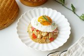 고슬고슬하게 볶아 완성된 밥 위에 반숙 계란프라이를 올려 마무리합니다. 짭조름한 굴소스와 반숙 계란의 고소함이 잘 어우러져 맛있게 완성됩니다.
