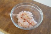 지방이 적어 퍽퍽할 수 있어 소금, 후추 약간과 맛술 1 큰 술을 넣고 조물조물 버무려 15분간 밑간해 둡니다.