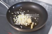 팬에 식용유 2 큰 술을 두르고 대파와 다진 마늘 1 작은 술을 넣고 중약 불에서 볶아 향을 냅니다.