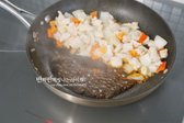채소가 아삭하게 볶아지면 팬 한쪽으로 밀어두고 진간장 1 큰 술을 넣어 태워줍니다. 간장을 살짝 태워 불향을 더해 재료의 풍미를 높여줍니다.