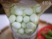 껍질이 제거된 메추리알을 구입하면 시간을 절약할 수 있고, 꽈리고추를 함께 조리하면 매운맛이 더해져 감칠맛이 살아납니다.