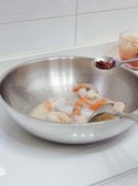 팬에 오일을 넉넉히 두르고 새우를 볶습니다. 새우가 익어갈 때 페퍼론치노 홀도 함께 넣어주세요.