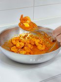 무염버터를 넣고 고소한 맛을 더하며 한 번 더 볶아줍니다.