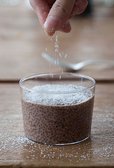휘핑크림을 얹고 초콜릿을 그레이터로 갈아 뿌려주면 완성입니다.