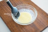 버터 2큰술, 마요네즈 2큰술, 소금 두 꼬집, 꿀 1작은술을 넣어 섞어 소스를 만듭니다. 너무 묽지 않게 만들어야 옥수수에 고루 발려요.