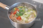 바지락과 새우의 시원한 육수와 탱글한 면발이 어우러진 해물칼국수가 완성되었습니다.