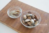 새우는 머리까지 통째로 사용하며, 입 부분, 수염, 다리, 꼬리 물총을 제거하고, 이쑤시개로 등 쪽 내장을 제거해 손질합니다.