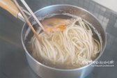 면이 절반 이상 익으면 애호박과 당근을 넣어줍니다.