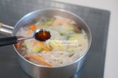 모든 재료가 익으면 대파와 고추를 넣어 마무리합니다. 칼칼한 맛을 원하면 청양고추를 추가합니다.