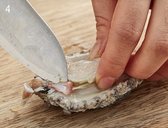 전복 살과 껍데기, 내장을 분리하고 전복 살 끝부분에 달린 이빨을 제거합니다.