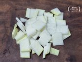 무는 3등분 후 약 0.3cm 두께로 나박하게 썰어 육수에 넣으면 국물에 시원한 단맛이 더해집니다.