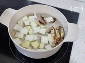 물 2.5L에 멸치와 무를 넣고 끓인 후 중불로 줄여 20분 더 끓여 국물을 준비합니다.