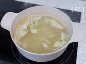 멸치와 거품을 걷어내고 강불로 다시 끓이며 준비한 재료를 넣습니다.
