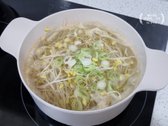 참치액, 콩나물, 다진 마늘, 대파를 넣고 강불에서 끓여 감칠맛을 더합니다.