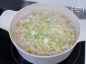 콩나물은 3분 정도 삶아 아삭한 식감을 유지하고, 소금을 국자에 담아 녹여 고르게 간을 맞춥니다.
