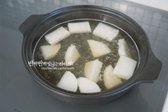 국물이 우러나면 다시팩과 대파는 건져내고, 무는 계속 냄비에 넣어 끓입니다. 깔끔하고 맑은 국물을 위해 중간중간 거품을 걷어내며 조리합니다.