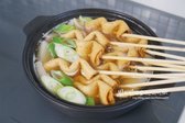 재료의 감칠맛이 진하게 우러나도록 끓이다가 재료가 먹기 좋게 익으면 어슷썰어둔 대파를 넣어 마무리합니다. 매콤한 맛을 원하면 고추도 함께 넣어줍니다.