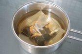 냄비에 물 1L와 멸치 다시팩을 넣고 찬물에 5분 우린 뒤 끓어오르면 10분간 더 끓여 육수를 만듭니다.