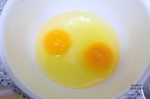계란 2개에는 소금 2꼬집을 넣고 잘 풀어줍니다.