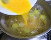 국물이 끓으면 10초간 원을 그리며 저어 회전력을 만들어주세요. 그 상태에서 계란을 부어주고 불을 바로 끕니다. 30초간 기다리며 젓지 않는 것이 중요합니다.