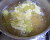 계란을 넣고 불을 끄는 이유는 국물이 깔끔하게 유지되도록 하기 위해서예요. 계속 저으면 계란이 흩어져 국물이 탁해질 수 있습니다.