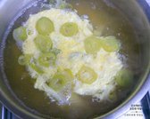 이제 감자 계란국을 그릇에 담고, 고명용 대파를 올려 마무리합니다. 취향에 따라 후추를 살짝 뿌려도 좋고, 간이 부족하면 소금으로 조절하세요.