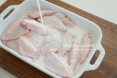 닭은 우유 1/2컵을 부어 10분 정도 재워둡니다.