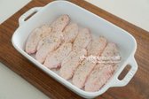재운 닭은 흐르는 물에 헹구어 물기를 제거합니다. 맛술 1 큰 술, 소금과 후추 약간 뿌려줍니다.