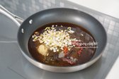 팬에 진간장 3 큰 술, 굴소스 1/2 큰 술, 맛술 3 큰 술, 물 4 큰 술, 황설탕 1 큰 술, 꿀 2~3 큰 술, 다진 대파 2 큰 술, 다진 마늘 1/2 큰 술, 생강가루 약간, 베트남 고추를 넣어줍니다.