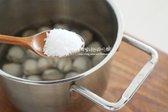 조개는 깨끗한 물에 씻어 스테인리스 볼이나 냄비에 담아줍니다. 물 500ml 정도에 소금 1 큰 술 듬뿍 넣어 줍니다.