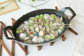 동죽조개탕은 시원하고 칼칼한 국물 맛이 일품이며, 조갯살을 발라 먹는 재미가 가득합니다. 추운 날 뜨끈하게 먹기 좋은 국물 요리로, 한 끓이면 절로 감탄이 나오는 맛입니다.