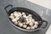 냄비에 조개가 잠길 정도의 물 400ml, 편으로 썬 마늘과 다시마 1조각을 같이 넣어줍니다.