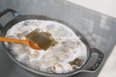 바글바글 끓으면 2분 정도 뒤 다시마는 먼저 꺼내어 줍니다.