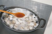 끓는 상태로 참치액 1/2 큰 술 넣어줍니다.​