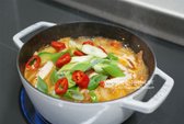 다시 끓어오르면 애호박과 양파를 넣고 보글보글 익힙니다. 마지막으로 대파와 고추를 넣어 마무리합니다.