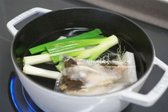 물 대신 멸치 다시마 육수나 쌀뜨물을 사용하면 더 구수한 맛이 납니다. 저는 물 800ml에 육수팩을 넣어 20분 동안 간편하게 끓였습니다.