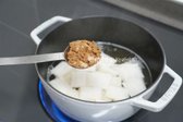 보글보글 끓어오르면 된장 2 큰 술을 풀어 간을 맞춥니다. 집된장으로 구수한 맛을 살릴 수 있고, 시판 된장을 사용하면 외식 같은 맛이 납니다.