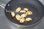 팬에 올리브오일 2 큰 술을 두르고 양송이와 표고버섯을 노릇하게 구워 소금, 후추로 간합니다.