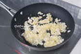 팬에 올리브오일과 함께 버터 15g을 녹인 뒤, 양파와 다진 마늘 2/3 큰 술을 넣고 중약불에서 볶아줍니다.