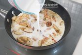 버섯이 볶아지면 생크림 100ml와 우유 100ml를 넣고 섞어줍니다.