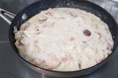 끓어오른 소스에 차가운 밥을 넣고, 밥알이 뭉치지 않게 잘 풀어줍니다.