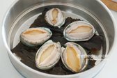 다시마는 흐르는 물에 헹군 뒤 찜기에 올려줍니다. 그 위로 손질한 재료를 올려줍니다.