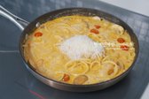면과 함께 파르메산 치즈를 넣고 섞어주세요.