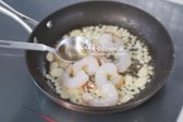 마늘 향이 올라오면 새우를 넣고 화이트 와인 1 큰 술을 뿌려 노릇하게 구워줍니다.